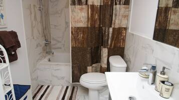 Luxury Apartment, 3 Bedrooms, City View, Corner (1 King, 2 Queen Beds, & 1 Double) | Bathroom | Combined shower/tub