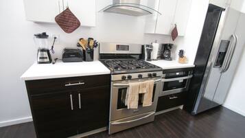 Luxury Apartment, 3 Bedrooms, City View, Corner (1 King, 2 Queen Beds, & 1 Double) | Private kitchen | Fridge, microwave, coffee/tea maker