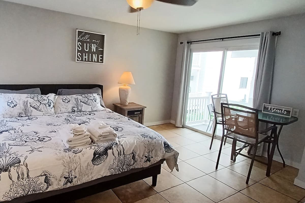 Habitación Premier, 1 cama de matrimonio grande, balcón, vistas al mar | Decoración individual, mobiliario individual, wifi gratis y ropa de cama