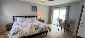 Quarto premier, 1 cama King, sacada, vista para o oceano | Individualmente decorados, individualmente mobiliados, Wi-Fi de cortesia