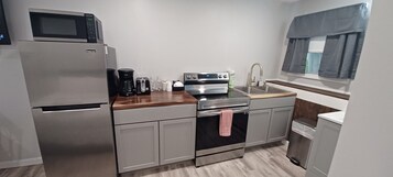 Cafetera/tetera, refrigerador, microondas, horno