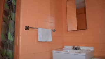 Habitación estándar, 1 cama de matrimonio, no fumadores | Baño | Ducha, artículos de higiene personal gratuitos y toallas