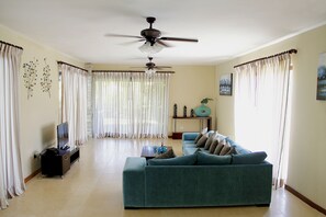 Villa Premium, 4 habitaciones, piscina privada, vistas al jardín | Zona de estar | Televisión de pantalla plana de 55 pulgadas con canales por cable