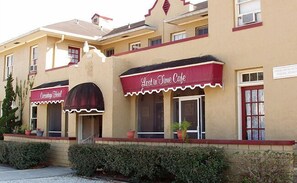 Property entrance - Cassadaga Hotel (Lake Helen)