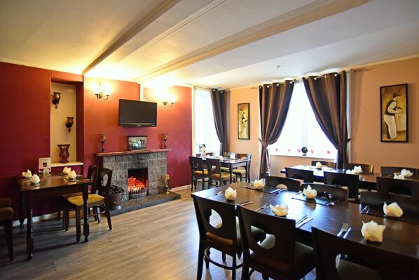 Melayani sarapan, makan siang, makan malam; sajian masakan daerah 