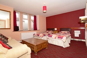 Standard-Doppel- oder -Zweibettzimmer | Schreibtisch, Bügeleisen/Bügelbrett, Babybetten, Zustellbetten