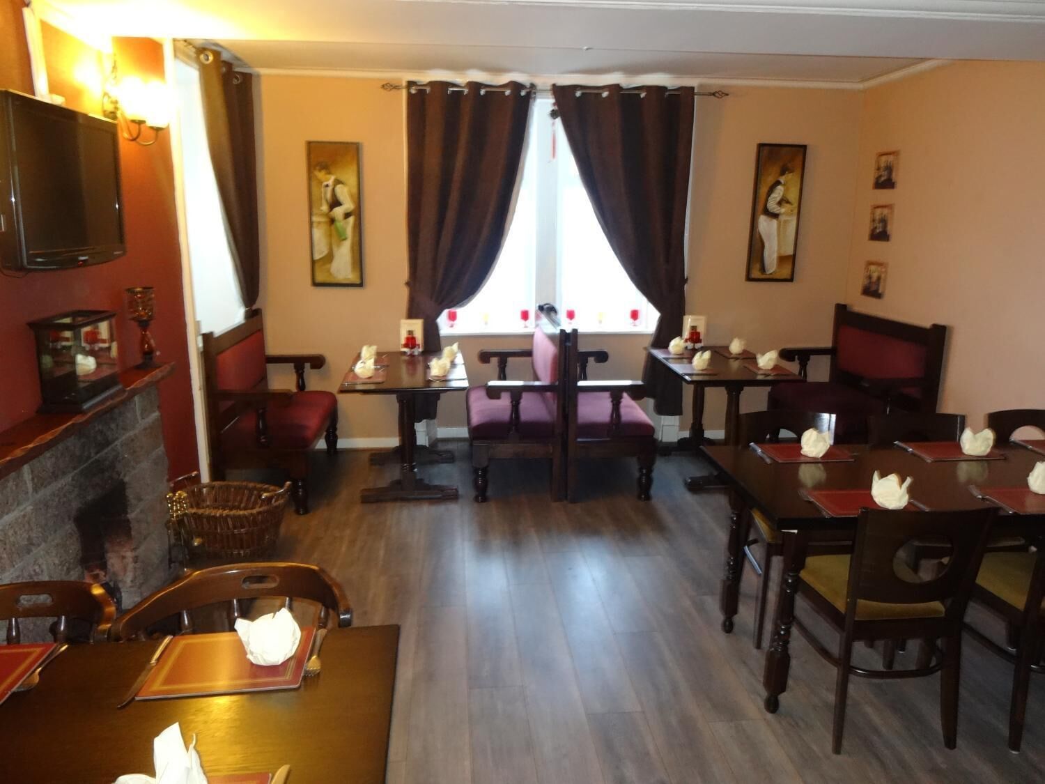 Serveert ontbijt, lunch, diner, regionale gerechten 