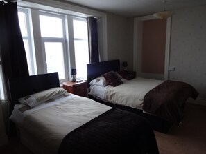 مكتب ومكواة/لوح كي وأسرّة أطفال/رضّع وأسرّة قابلة للطي