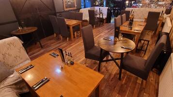 Serveert lunch en diner, regionale gerechten