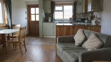 Standard Apartment, 1 Bedroom | Ruang tamu | Stesen dok iPod