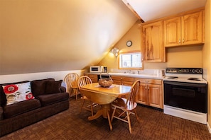 Suite, 1 Bedroom | Living area | TV - Kaspers Kountryside Inn (Victor)