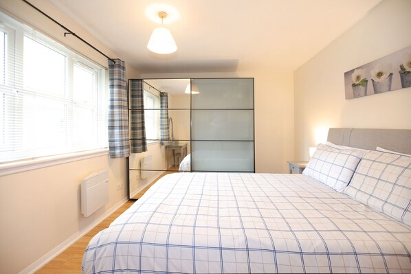 Standard Apartment, 1 Bedroom | 1 bedroom, desk, iron/ironing board, free WiFi - Edinburgh Palace Apartment (Edinburgh)