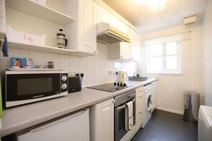 Standard Apartment, 1 Bedroom | Private kitchen | Full-size fridge, microwave, oven, stovetop - Edinburgh Palace Apartment (Edinburgh)