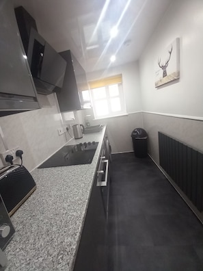 Standard Apartment, 1 Bedroom | Private kitchenette | Full-size fridge, microwave, oven, stovetop - Edinburgh Palace Apartment (Edinburgh)