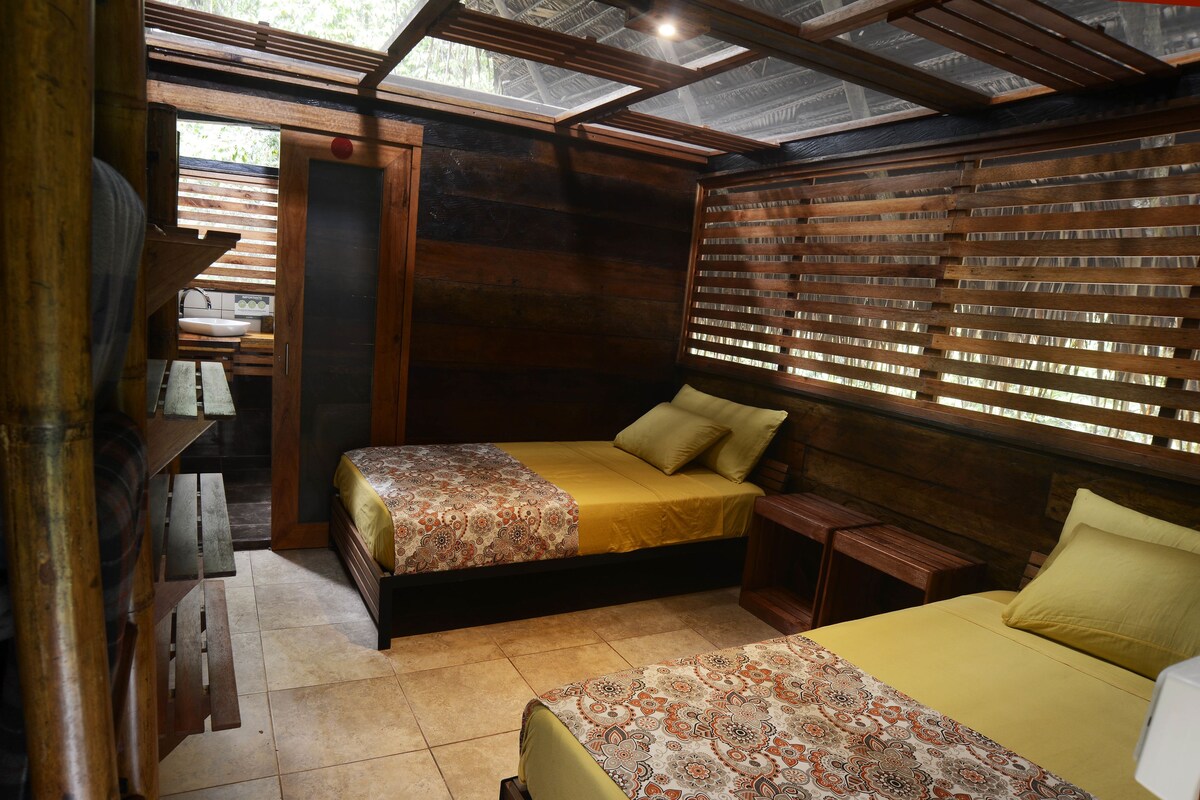 Twin Room | In-room safe, bed sheets
