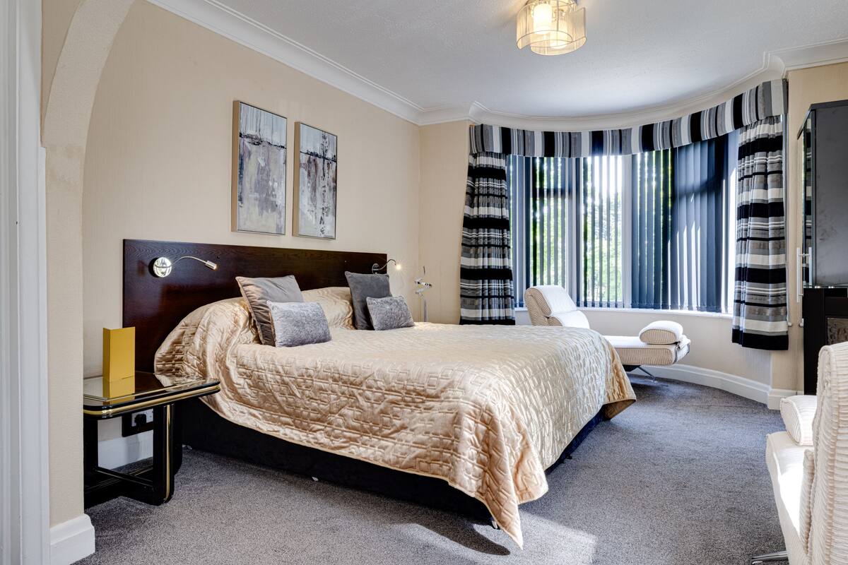 superior suite (the glen room) | 1 bedroom, iron/ironing board, free wifi, bed sheets