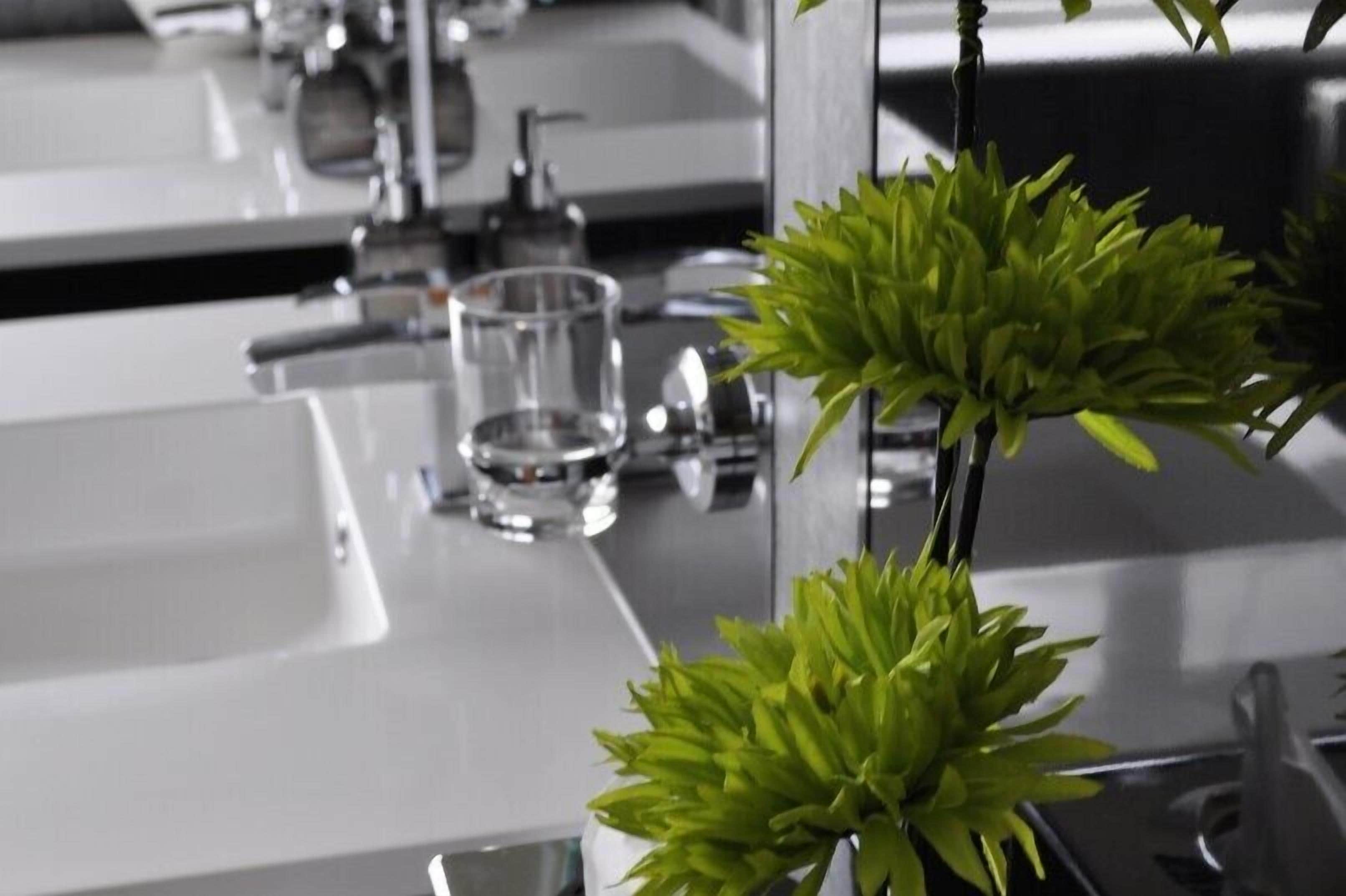 superior suite (the marsden suite) | bathroom | combined shower/bathtub, free toiletries, hair dryer, towels