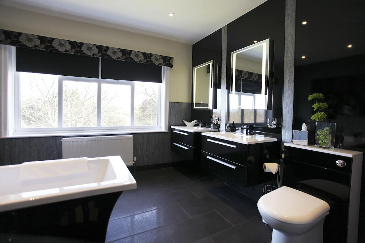 superior suite (the marsden suite) | bathroom | combined shower/bathtub, free toiletries, hair dryer, towels