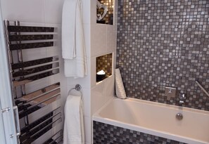 Suite supérieure (The Glen Room) | Salle de bain | Ensemble baignoire-douche, articles de toilette (gratuits)