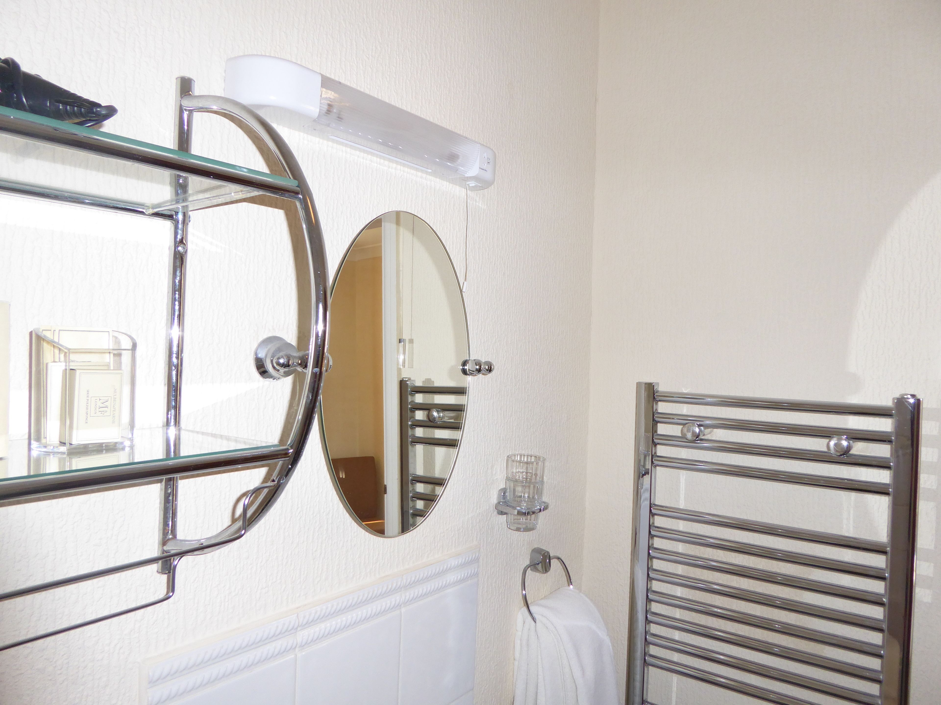 standard double room | bathroom | combined shower/bathtub, free toiletries, hair dryer, towels
