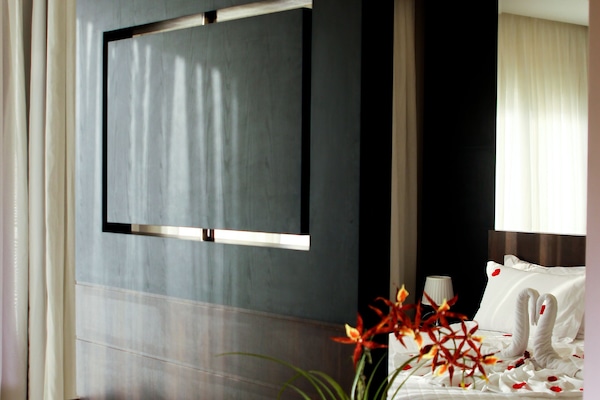 Suite | Minibar, in-room safe, individually decorated, desk