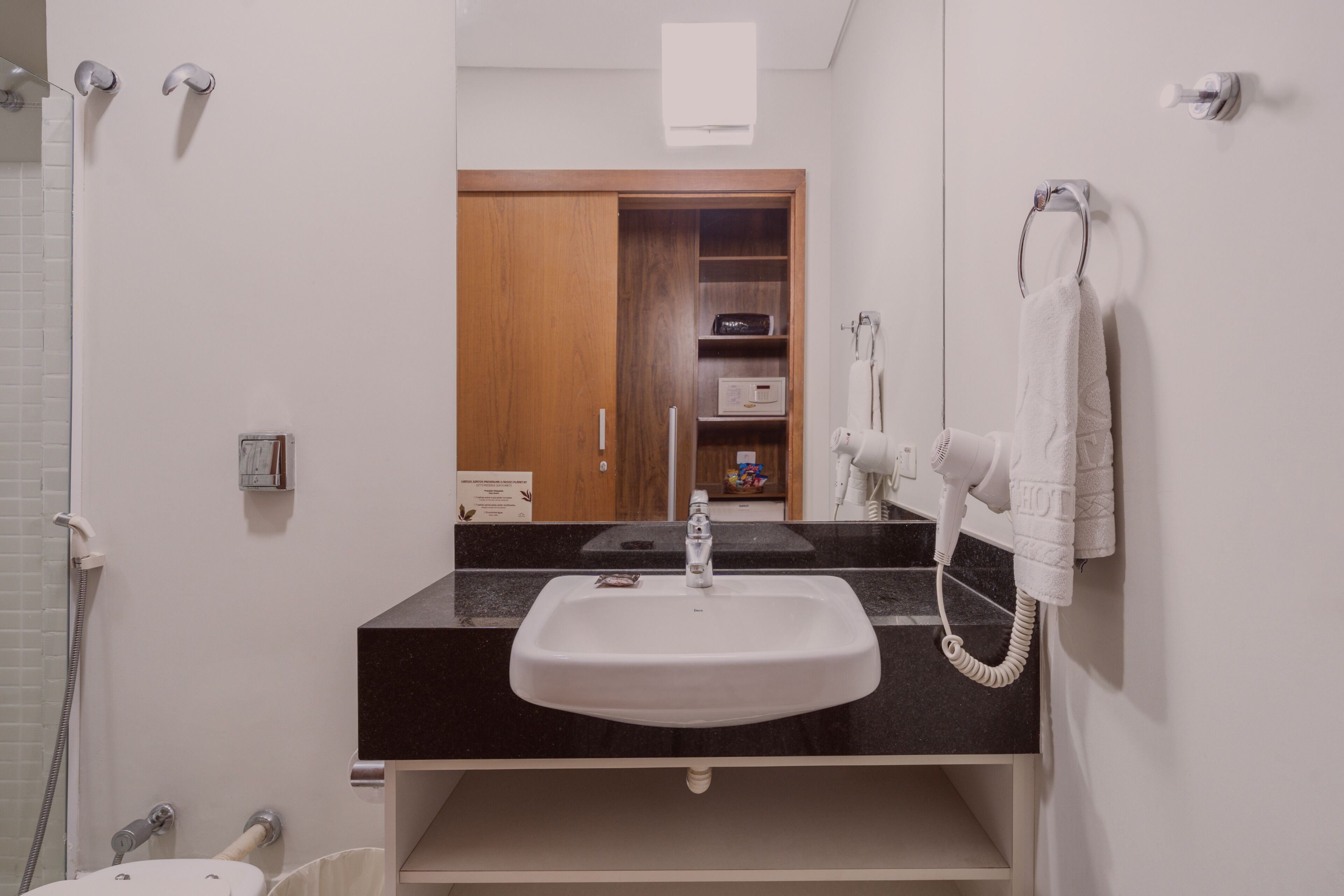 standard room | bathroom | free toiletries, hair dryer, bathrobes, towels