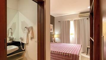 Ropa de cama de alta calidad, minibar y decoración personalizada