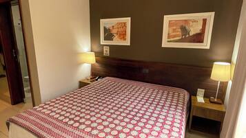 Quarto standard | Roupas de cama premium, frigobar, individualmente decorados