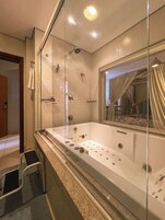 Ropa de cama de alta calidad, minibar y decoración personalizada 