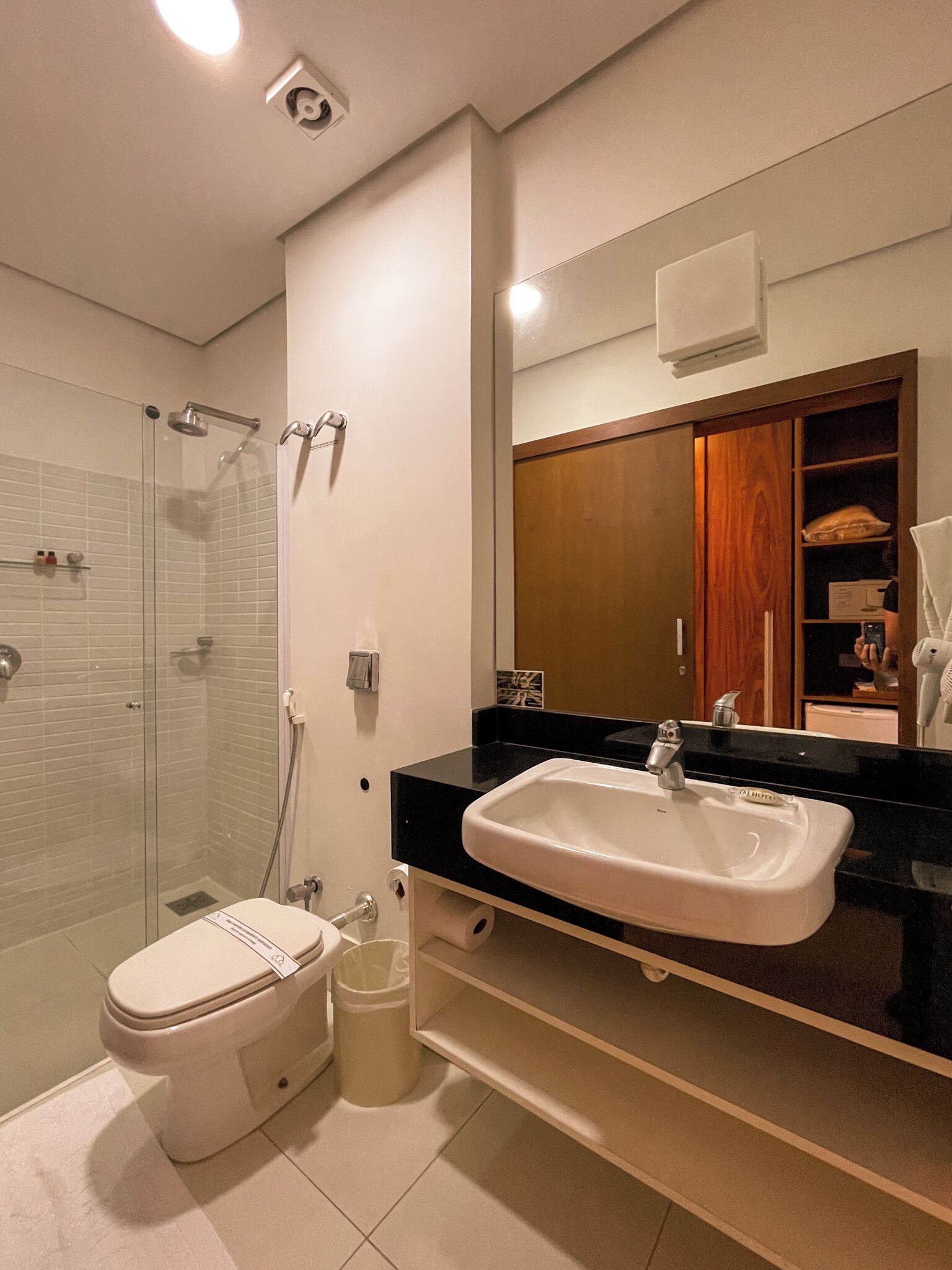 standard room | bathroom | free toiletries, hair dryer, bathrobes, towels