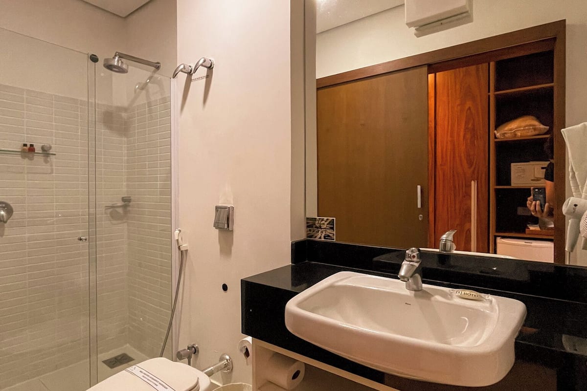 standard room | bathroom | free toiletries, hair dryer, bathrobes, towels
