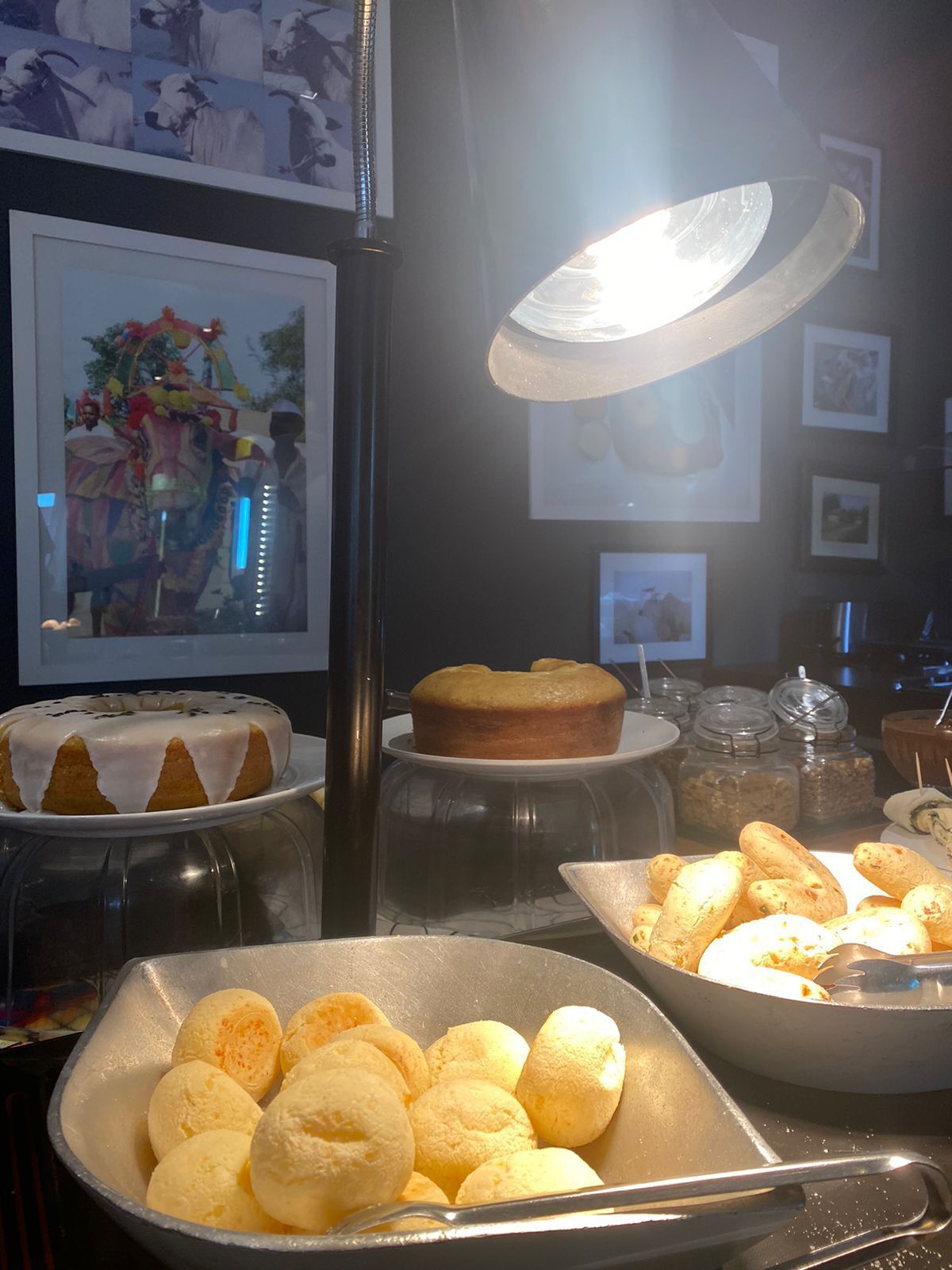 Un bufé con diversos alimentos, incluyendo un pastel, pan y un bol de pastas redondas.