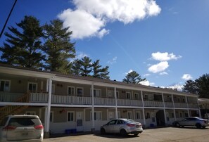 Exterior - Pinedale Inn (Gravenhurst)