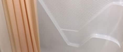 Regadera, amenidades de baño gratuitas, secadora de cabello