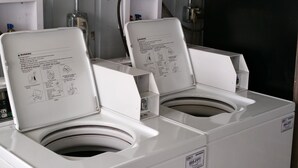 Une buanderie équipée de deux machines à laver à chargement frontal.