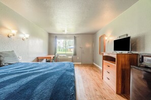 Room, 1 King Bed, Non Smoking | Desk, iron/ironing board, free WiFi, bed sheets