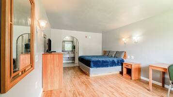 Room, 1 King Bed, Non Smoking | Desk, iron/ironing board, free WiFi, bed sheets