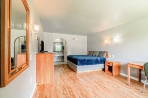 Quarto, 1 cama King, para não fumantes | Escrivaninha, ferros/tábuas de passar roupa, Wi-Fi de cortesia