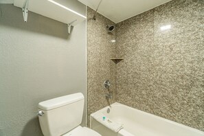 Kamer, 1 kingsize bed, niet-roken | Badkamer | Gratis toiletartikelen, een haardroger, handdoeken