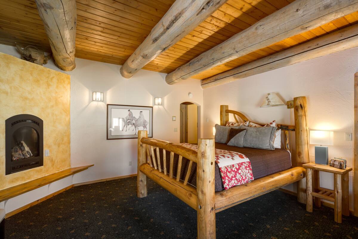 Luxury Suite, 1 Queen Bed, Jetted Tub | Premium bedding, pillow-top beds, free WiFi, bed sheets