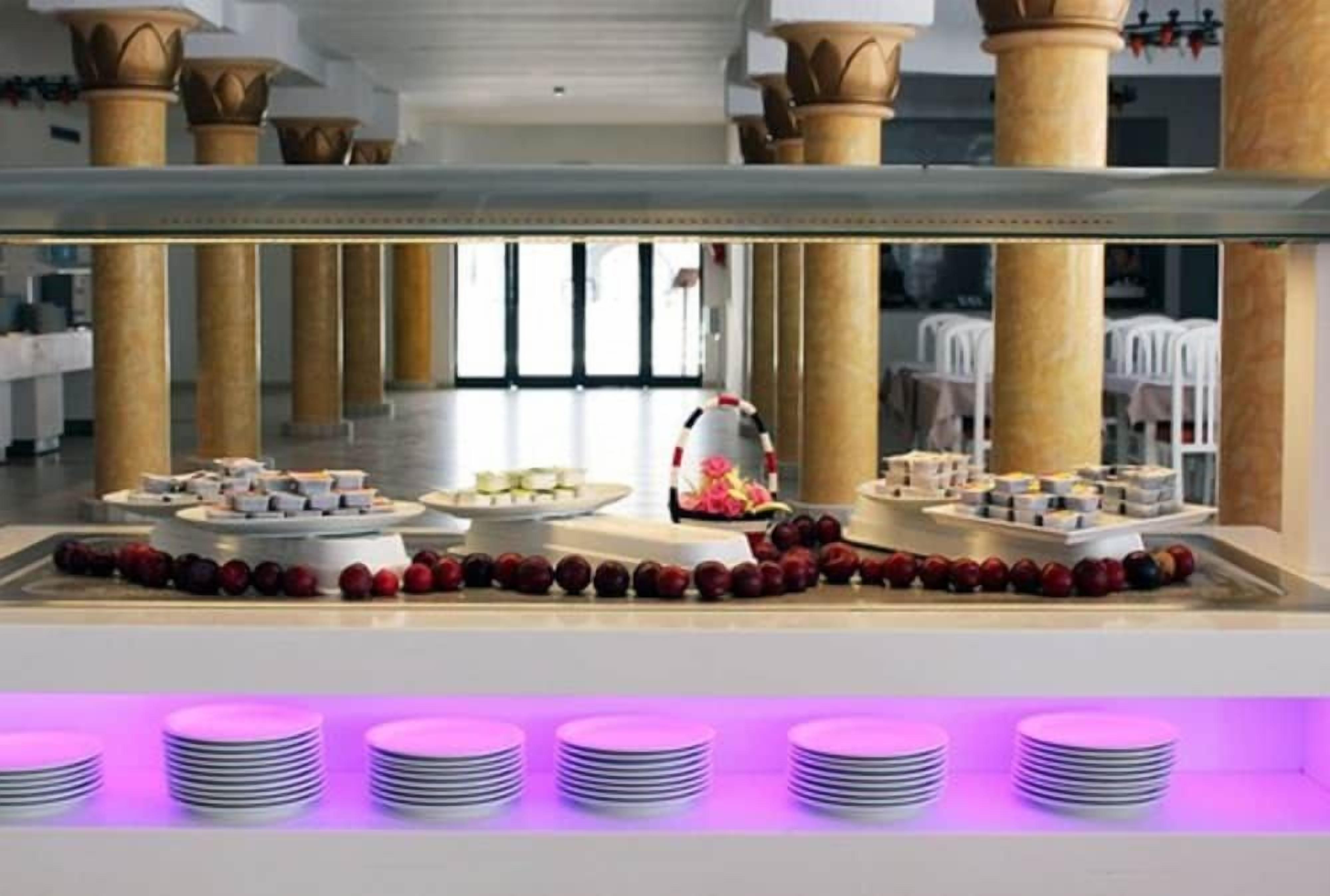 Un buffet proposant une variété de plats et agrémenté d'une pièce maîtresse décorative.