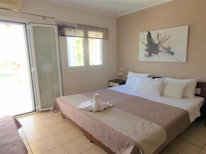 In-room safe, iron/ironing board, free WiFi, bed sheets - Lazaratos Hotel (Kefalonia)