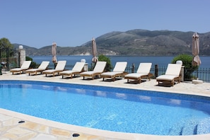Outdoor pool, pool umbrellas, sun loungers - Lazaratos Hotel (Kefalonia)