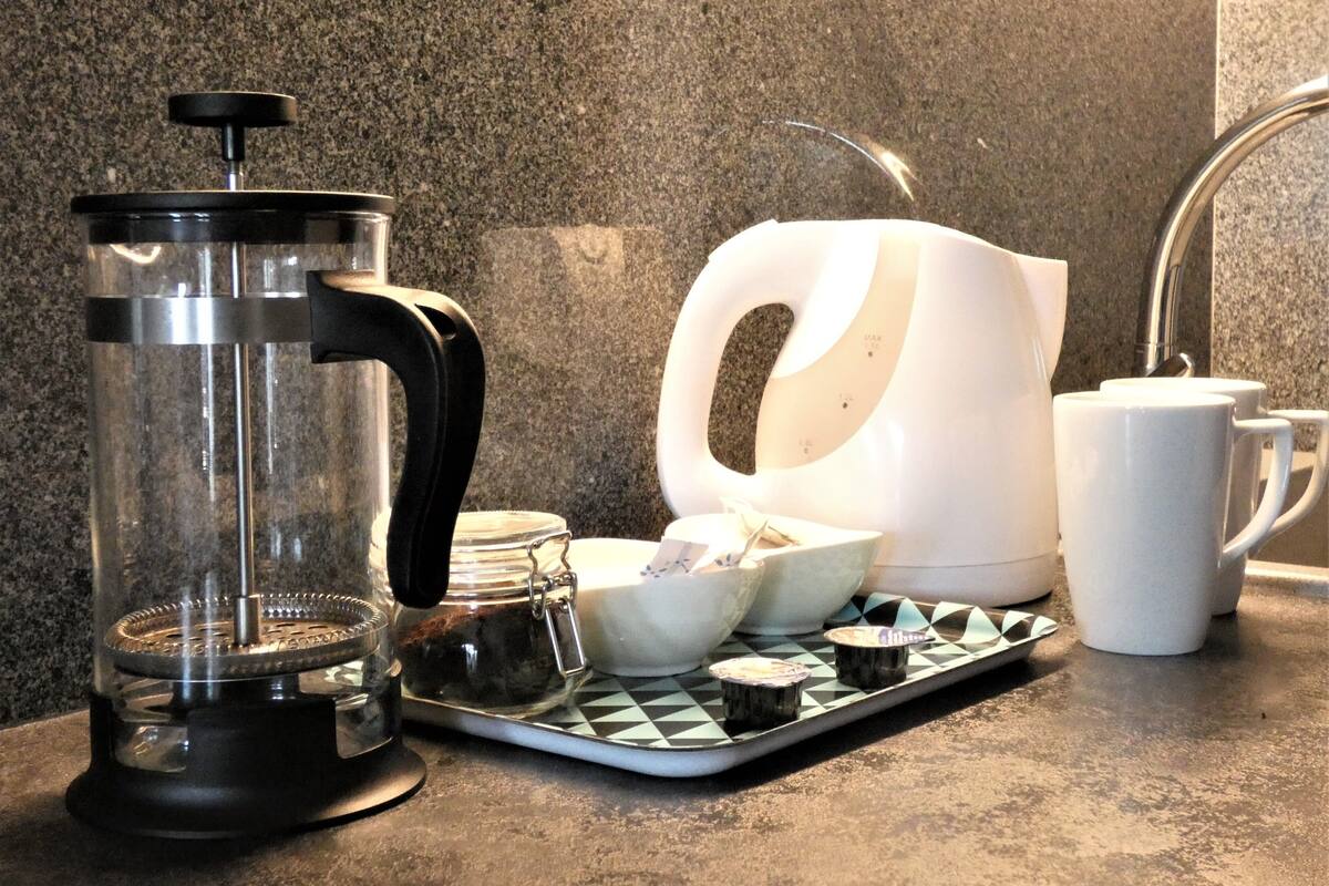 Coffres-forts dans les chambres, fer et planche à repasser