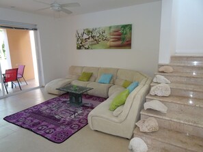 Villa superior, 4 habitaciones, piscina privada (Deposit by transferOr paypal required) | Sala de estar | Una televisión de pantalla plana