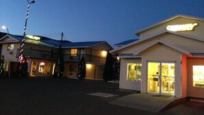 Un petit bâtiment d’un seul étage, avec une enseigne indiquant « Curry », probablement un restaurant ou un café, dont la devanture est bien visible et devant lequel se trouve un espace de stationnement.