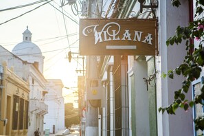A sign for 'La KILANA Boutique Hostel' with a white dome building in the background. - La Villana Hostel (Santa Marta)