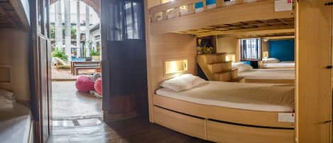 공용 도미토리, 침실 여러 개, 공용 욕실 | 객실 내 금고, 암막 커튼, 무료 WiFi, 침대 시트