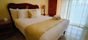 Habitacion Jr Suite, 1 Cama Queen Size | Escritorio, tabla de planchar con plancha, wifi gratis y ropa de cama 