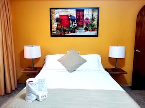 Habitacion Standard, 1 Cama Queen Size | Desk, iron/ironing board, free WiFi, bed sheets - Casa Mallorca (Cancun)